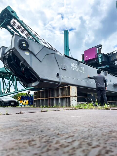 こんにちは😊
ご無沙汰しております🙇♂️
皆さま、お盆休みはいかがお過ごしでしたか?🌻
私たちもリフレッシュを終えて、また元気に活動を再開しています!
本日は550tオールテレーンクレーン AR-5500Mのブームが置き場に置いてあったので隣に並んで写真を撮ってみました📸
直に見ると大迫力の大きさなのですが写真で伝わりますでしょうか?
ぜひ写真から迫力を感じ取っていただけたら嬉しいです😁
残暑が続きますので、皆さまどうぞご自愛くださいませ😌